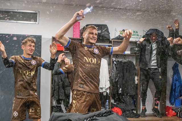 紧密结合 紧密结合